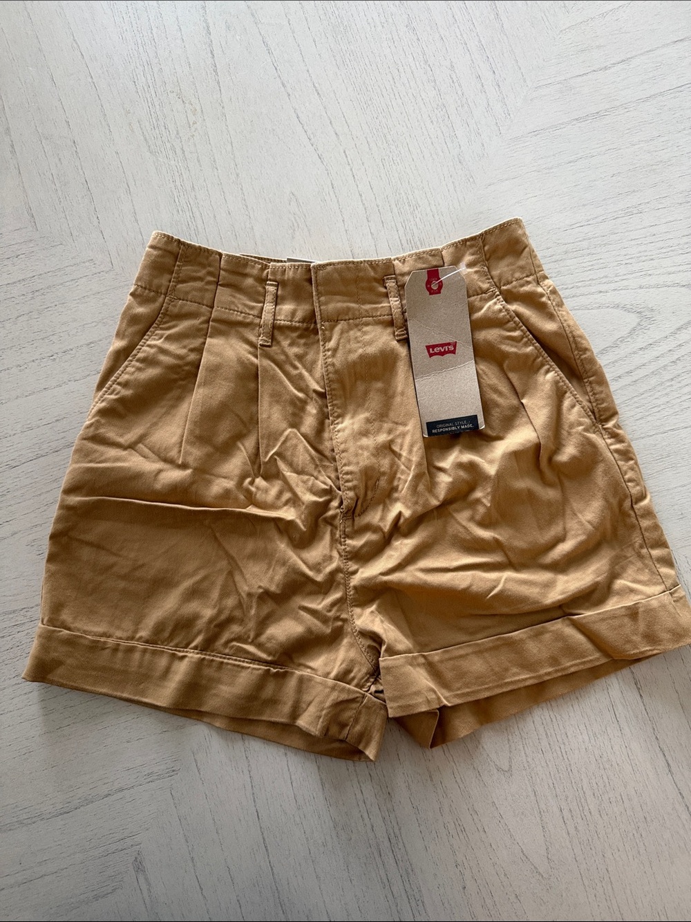NWT Levi's Tan High Rise Pleated Cuffed Shorts - Size 25 - [PH1128]